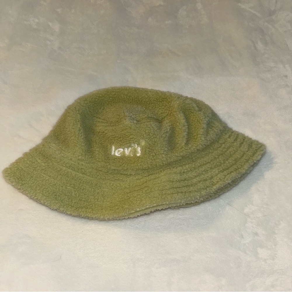 Levi’s pale green fleece faux shearling bucket hat size M embroidered logo